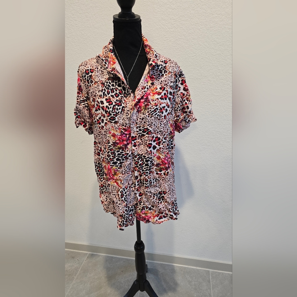 Vibrant Multicolor Button-Up Blouse - Picture 2 of 13